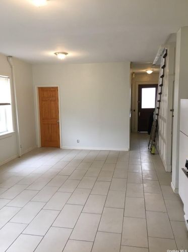 13 8th St, New Hyde Park NY  11040-4850 exterior