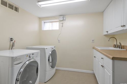 42 Stephen Ave, New Hyde Park NY  11040-3131 exterior