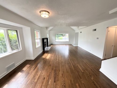 8826 Pelham Pkwy, Milwaukee WI  53217-1951 exterior