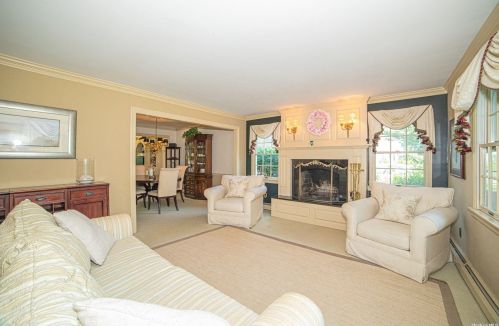 120 Lakeside Dr, Oakdale NY  11769-2250 exterior