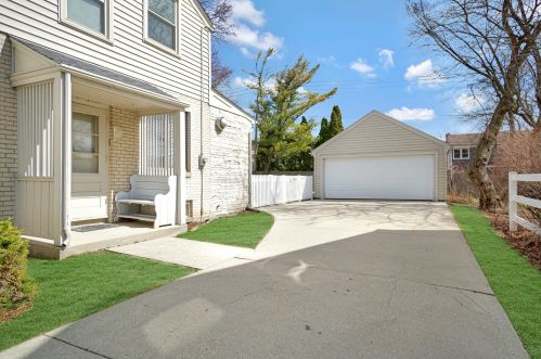6252 Santa Monica Blvd, Milwaukee, WI 53217-4352