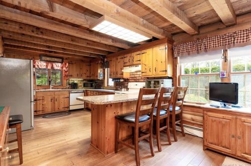 63 Red Oak Hill Rd, Farmington CT  06032-2201 exterior