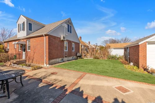 42 Stephen Ave, New Hyde Park NY  11040-3131 exterior