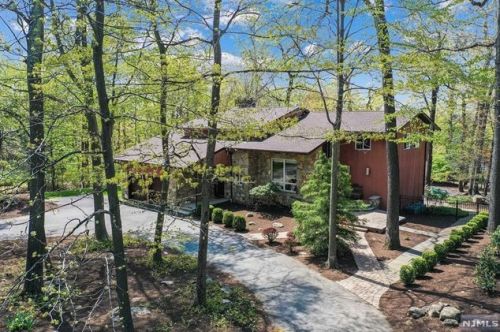 785 Iron Latch Rd, Franklin Lakes, NJ 07417-1416