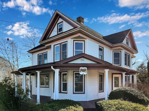 6 Crosby St, Center Moriches, NY 11934-2508