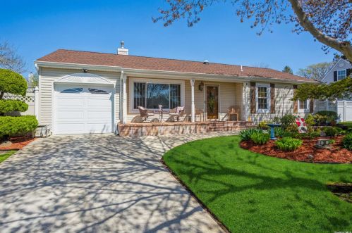 38 Pine St, Central Islip, NY 11722-4150