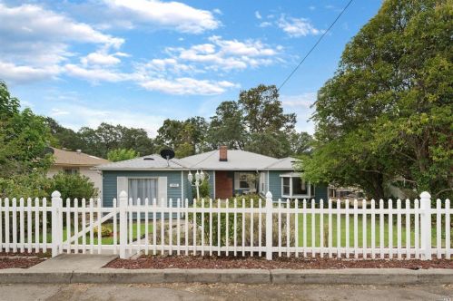 355 Hillcrest Dr, Lakeport, CA 95453-3116