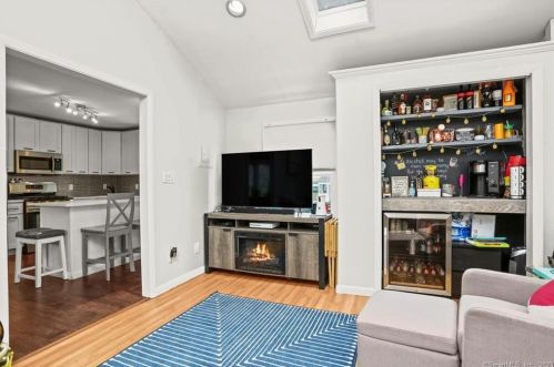 56 Windsong Ln, Milford CT  06460-5945 exterior