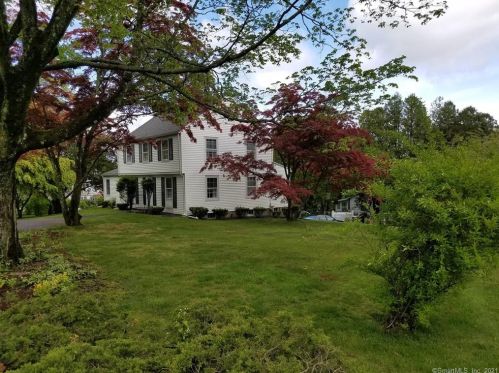 84 Hoyts Hl, Bethel, CT 06801-2703