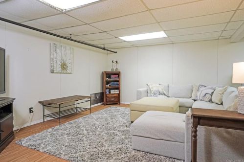 42 Avondale Rd, White Plains NY  10605-4641 exterior