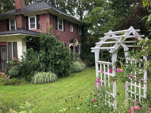 653 Willow St, Waterbury, CT 06710-1215
