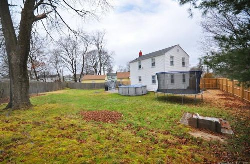 16 Oval Ln, Manchester CT  06040-4712 exterior