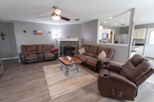 5128 Cliff Oaks Dr, Fort Worth TX  76179-2394 exterior