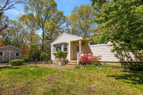 11 Rambling Rd, Northport NY  11768-2315 exterior