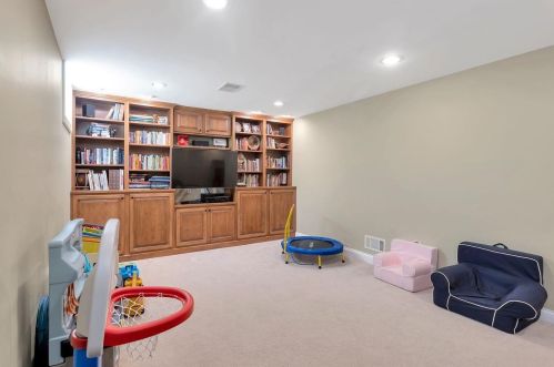 3935 Eileen Dr, Cincinnati OH 45209-2016 exterior