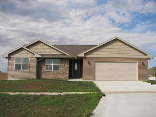 188 Rogers Dr, Williamsburg, IA 52361-9647