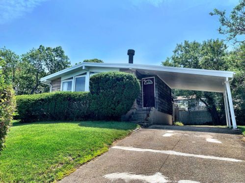 90 Shore Dr, Scotts Beach, NY 11789-1236