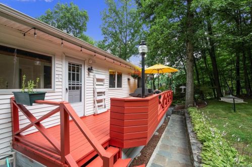 60 Bryant Pond Rd, Tompkins Corners NY  10579-2405 exterior