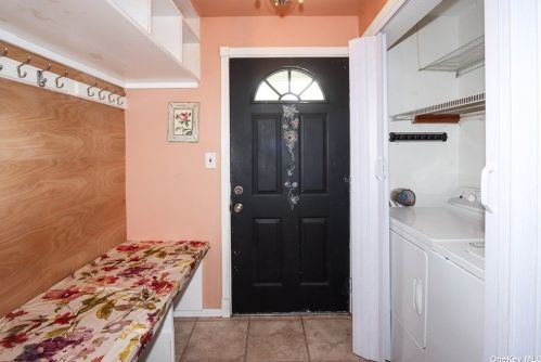282 Edgewood St, Islip Terrace, NY 11752-1811