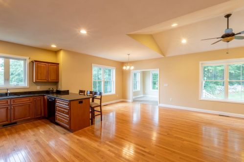 2 Sugar Plum Ln, Londonderry NH  03053-3300 exterior