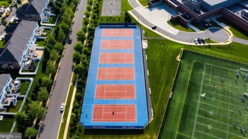 43331 Riverpoint Dr, Leesburg VA 20176-1296 exterior