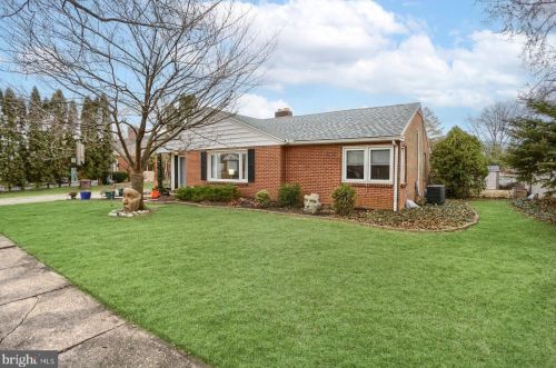 40 Center Dr, Camp Hill, PA 17011-7608