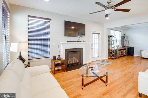 3602 Eagle Ridge Dr, Woodbridge VA  22191-6564 exterior