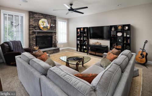 15909 Paynes Farm Dr, Haymarket VA  20169-8123 exterior