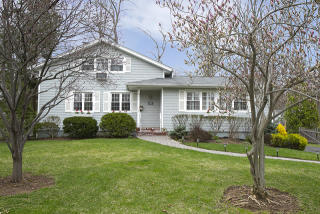 26 Wade Dr, Summit NJ  07901-1642 exterior