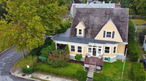 84 Ocean Ave, Providence, RI 02905-3627