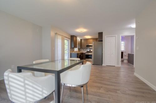 16 Olde Vlg Cir, Wallingford CT 06492-4821 exterior