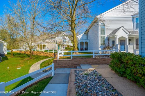 234 Tulip Ln, East Freehold NJ  07728-4105 exterior