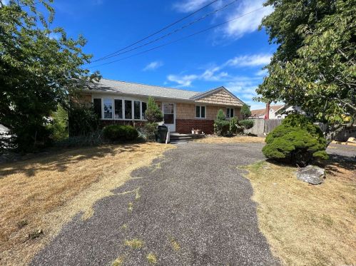 12 Granada Ave, North Lindenhurst, NY 11757-6525
