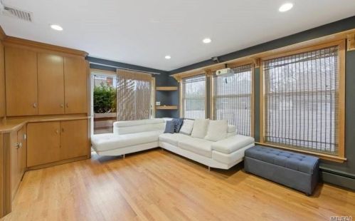 563 Linda Ln, Woodsburgh NY  11598-1524 exterior