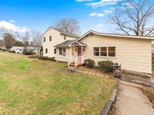 5 Hickory Rd, Mahopac, NY 10541-5434