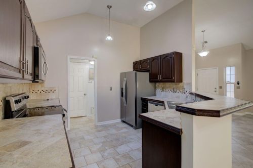 1052 Hampshire Pl, Florence KY  41042-9351 exterior