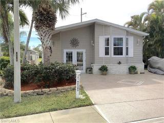 1315 Silver Lakes Blvd, Naples, FL 34114-9234