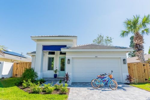 548 101st Ave, Naples, FL 34108-3201