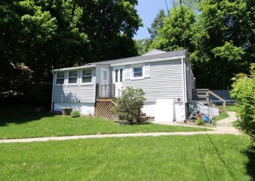 6 Maple Dr, Mahopac, NY 10541-3506