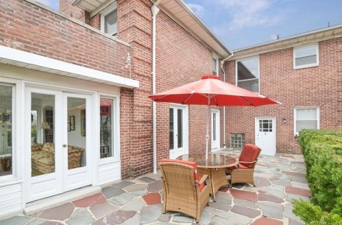 60 Echo Bay Dr, New Rochelle, NY 10805-3309