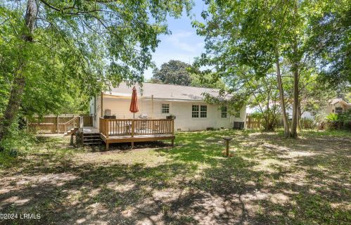 818 Paul Dr, Beaufort SC  29902-6626 exterior