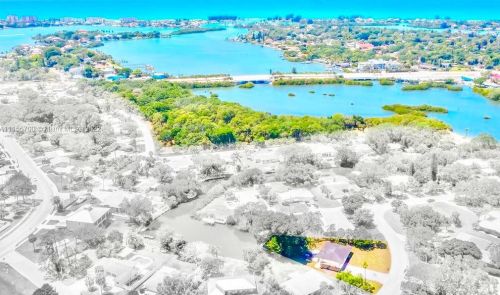 507 Dona Dr, Nokomis FL  34275-2613 exterior