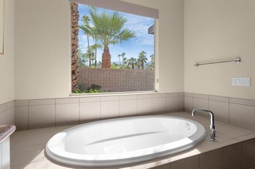 915 Oceo Cir, Palm Springs CA  92264-0330 exterior