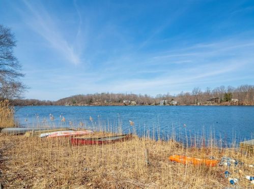 283 Mamanasco Rd, Ridgefield CT  06877-2425 exterior