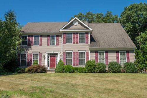 24 Eileen Dr, Wantage, NJ 07461-2818