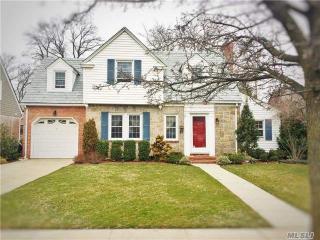 27 Atlas Ave, Malverne, NY 11565-1100