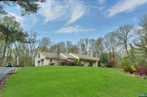572 Kiowa Dr, Franklin Lakes, NJ 07417-1208