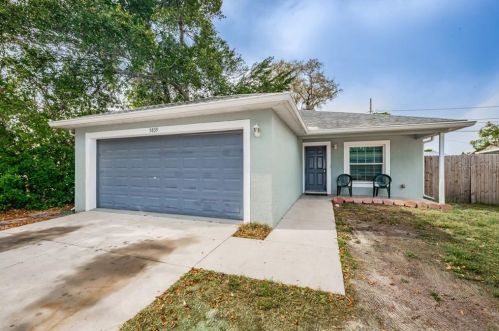 5839 Pine St, New Port Richey, FL 34652-4136