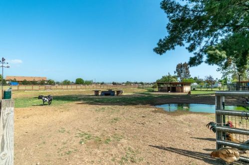 105 Daffodil Dr, Hollister CA  95023-3103 exterior