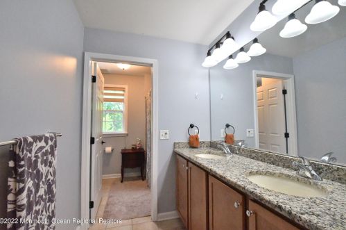 7 Lily Ln, Piscataway NJ  08854-6670 exterior